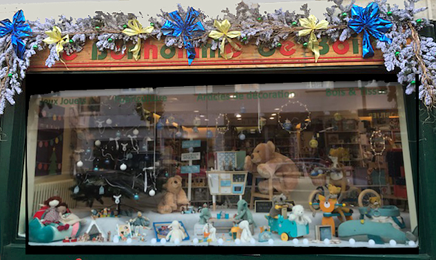Vitrine de jouets décorée pour noël